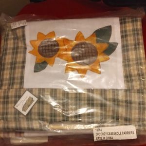 NIB..2PIECE COZY CASSAROLE CARRIERS..COLLECTIONS,ETC. PLAIDS